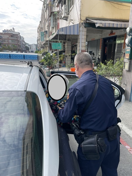 巡邏路邊發現失智老婦 小港暖警助返家