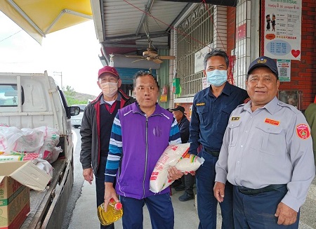 枋警新年送暖引社會愛心資源關懷弱勢原民，受助原民大讚~masalu~1