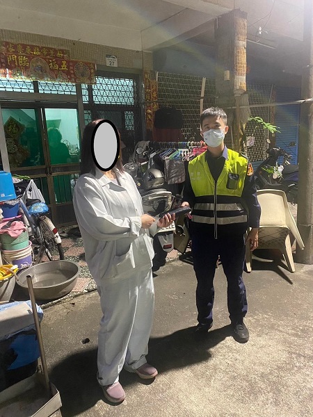 民眾粗心掉皮夾，警查地址親送回