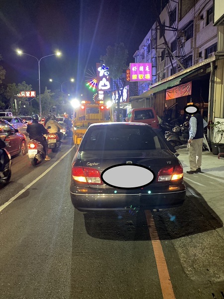 民眾車拋錨路邊 警協助交整待排除