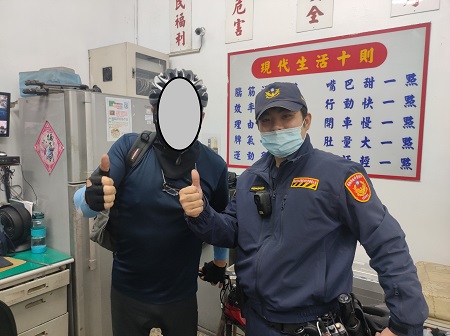 環島爆胎，小港警救援韓師超讚