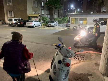 甲你攬牢牢，警熱心扶老嫗過馬路