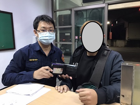 男子跨年夜遺失皮夾，警尋車籍資料找到失主