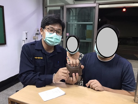 男子遺失皮夾經熱心警查詢資料後聯繫發還