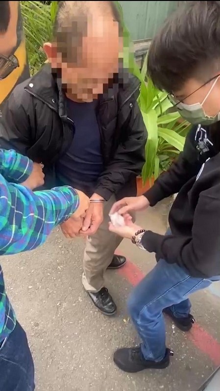 盤查通緝犯束手就擒 意外查獲持有毒品2