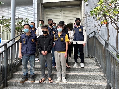 租豪宅當水房洗錢 特勤中隊破門攻堅1