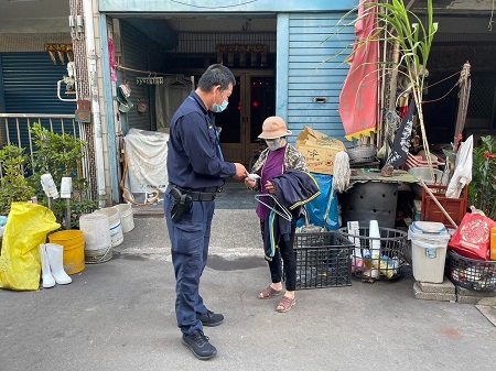 粗心遺落健保卡，警查地址親送回