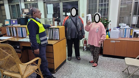 老嫗深夜步行路口 小港警聯繫家屬帶回照護