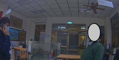 身無分文婦人外出遭反鎖，急奔警局求助