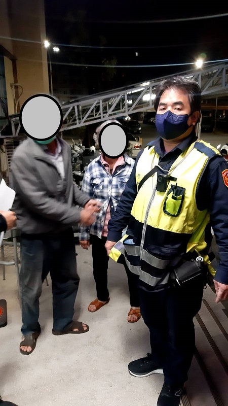迷失嬤呆坐超商，寒冷天警暖心協助