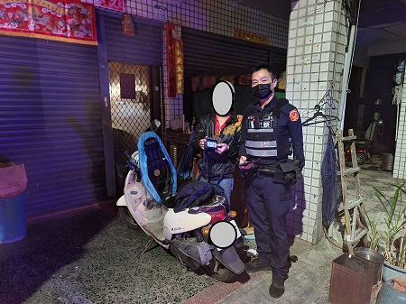 騎車上路突拋錨，巧遇暖警幫排除