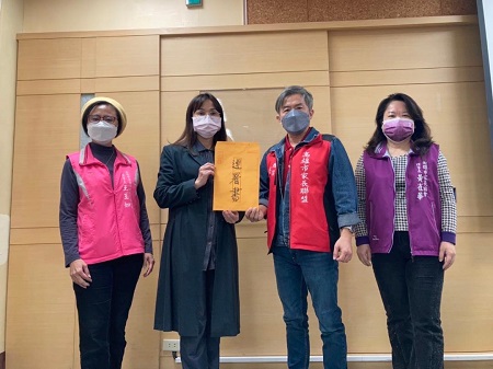 高雄家長團體捍衛孩子受教權 連署要求「高雄教師上下班打卡，包括寒暑假」1