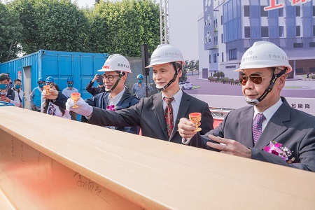 中油鈦酸鋰材料試量產工場廠房上樑 陳其邁：感謝跟市府一起努力能源轉型1