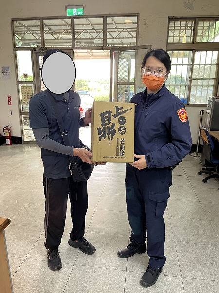 送貨司機車速過快遺落包裹，警循線通知領回