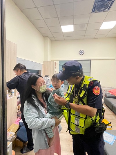 1歲男童反鎖房內 母焦急喊「警察叔叔來救你了」