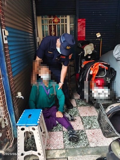 因地面濕滑跌倒，警方到場協助扶起返家