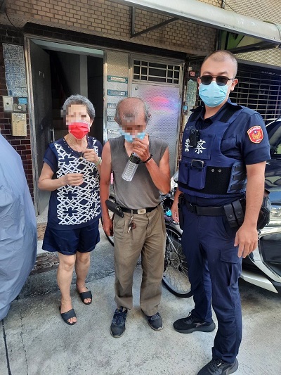 失智阿伯騎車迷途 暖心員警協助返家