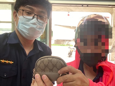 婦人遺失皮夾，警查詢個人車籍系統聯繫到本人1