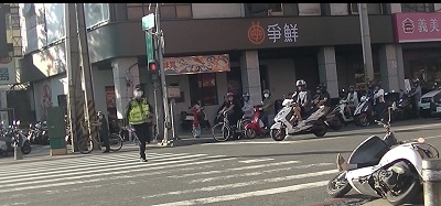 婦女騎車自摔 警即時協助1