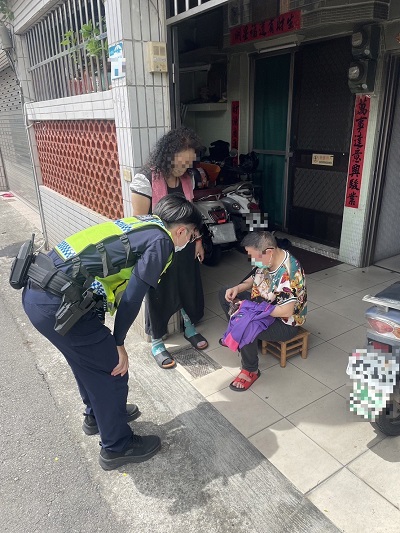 婦女體力不支迷途街邊 小港警助返家