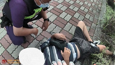 男子酒醉路倒草叢 小港警助返家