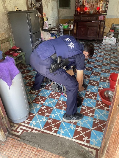 老婦在家跌傷，大林暖警急相助