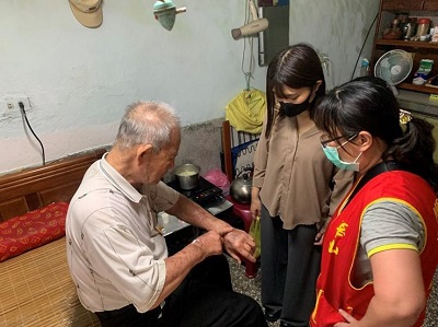 臺灣港埠協會與臺灣港務國際物流公司粽情意，陪伴弱勢長輩過端午1