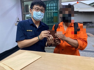 船員遺失皮夾，警連繫船公司通知認領