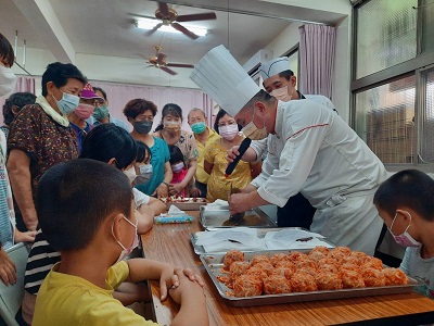 迎接端午節 台灣黃絲帶愛網關懷協會攜手高雄翰品酒店 包粽送愛心2