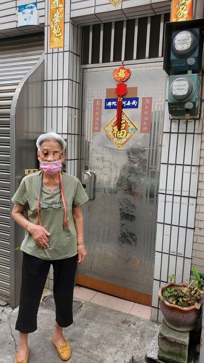 迷途婦人徒步街頭一小時 小港警溫馨護送返家