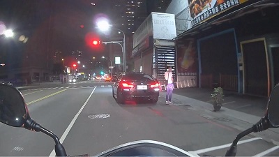 通緝犯違停遭警盤查 出示舊案文書又被識破 竟暴怒遭警壓制1
