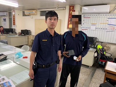 鉅款皮夾掉在外，警撥客服速發還