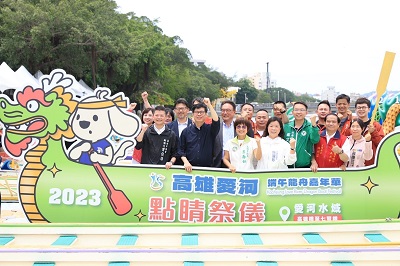 陳其邁大嗑南部粽大呼最好吃 替龍舟點睛祈福 為高雄端午佳節加溫1
