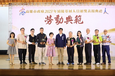 頒獎表揚高市府績優基層人員 陳其邁感謝同仁將青春歲月奉獻給這座偉大的城市1
