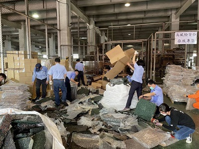 高雄關端午節前夕查獲橡膠製戶外地板夾藏疑似中國大陸製乾香菇絲1