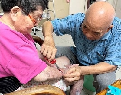 圖說：即使妻子中風，王爺爺仍不離不棄，照顧近15年。