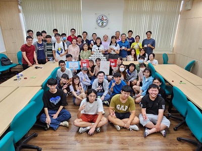 致敬師長教學、輔導辛勞 高雄大學贈萬國轉接頭 隨時滿電好表現 - 人聞財經報