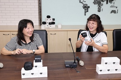 致敬師長教學、輔導辛勞 高雄大學贈萬國轉接頭 隨時滿電好表現 - 人聞財經報