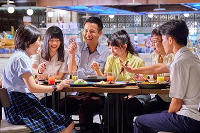 「校服趴･開學趣」到鉑麗安全日餐廳享優惠 JR東日本大飯店台北 鉑麗安全日餐廳今年9月推出「異國料理混搭風」1
