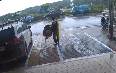 中元普渡遇颱風前夕 老翁受困派出所靦腆受援助1