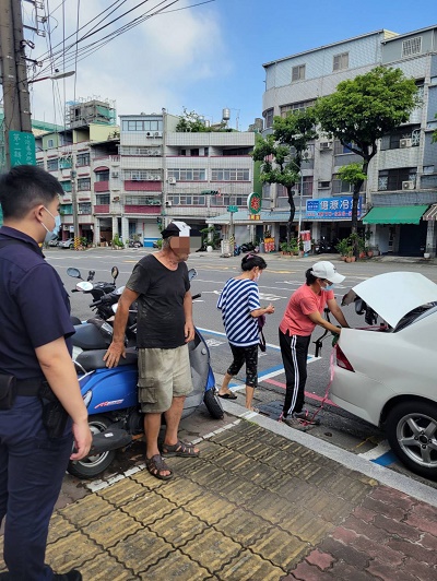 外籍人士倒路邊 熱心警聯繫家屬帶回照護