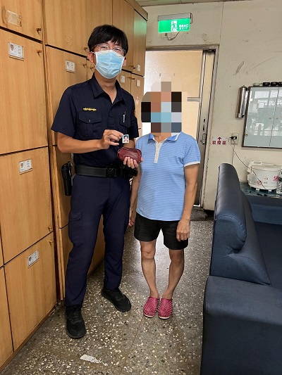 拾獲無證件錢包，警認照片速發還