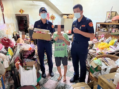 獲悉急難救助戶，警樂捐物資送暖