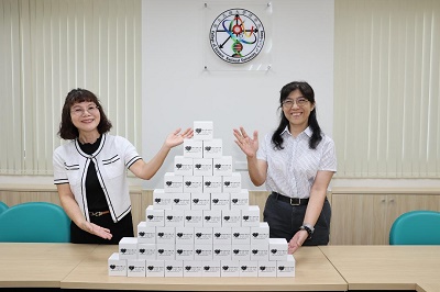 致敬師長教學、輔導辛勞 高雄大學贈萬國轉接頭 隨時滿電好表現2