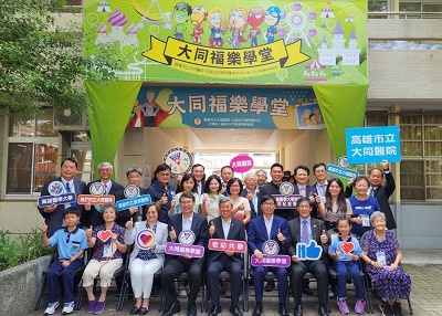 行政院長陳建仁參訪全台首所校園布建日照中心 推廣老幼共學與共融1