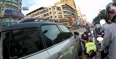 車卡路中動彈不得 警用這招解困境