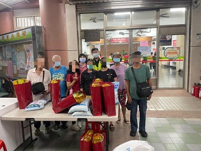 中秋月團圓 小港警結合在地仕紳 關懷弱勢發送愛心物資2
