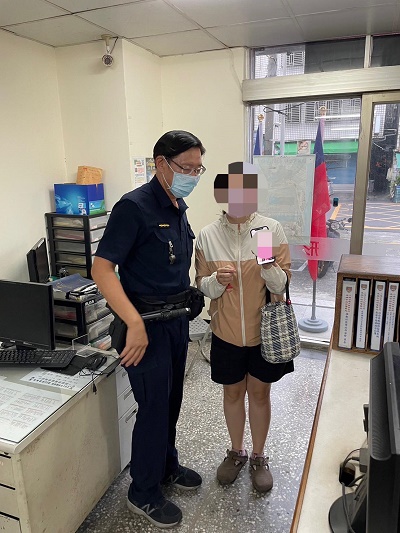 前車手機突飛落，熱心報警速發還