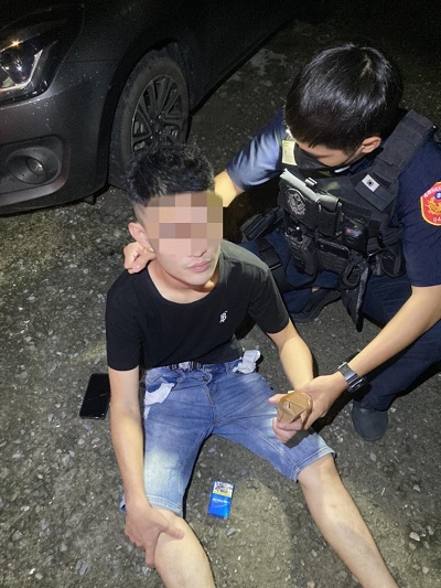 又是你！男違規被攔查 竟在員警面前丟包毒品當場被逮1