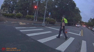 小二女童下課等不到媽媽，人民褓姆主動相助暖送返家